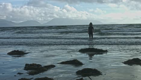 4-k-Schuss-von-einem-schmutzigen-Strand-und-ein-Junge-spielt