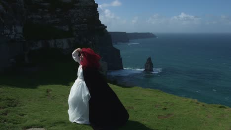 4k-erschossen-einer-Rothaarigen-Prinzessin-auf-Cliffs-of-Moher-View-in-Irland