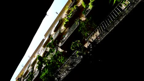 Niedrigen-Winkel-Schuss-von-Bauten-im-gotischen-Viertel-von-Barcelona