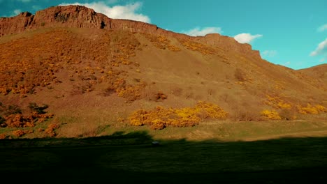 Vista-panorámica-del-parque-de-Holyrood-y-Arthurs-Seat-en-Edimburgo,-Escocia,-Reino-Unido