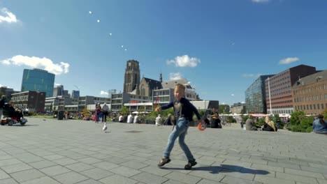 Niño-que-se-divierte-y-baila-en-calle,-la-ciudad-de-Rotterdam