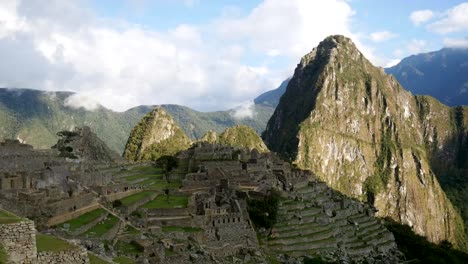 Machu-Picchu,-la-ciudadela-Inca-en-los-Andes,-Cusco,-Perú