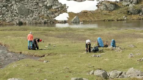 Wanderer-packen-Rucksäcke-in-das-Berglager.-Norwegen