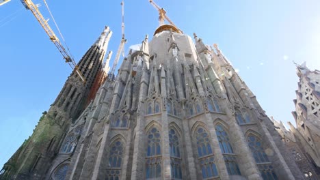 La-Sagrada-Familia-Antoni-Gaudi-Barcelona-Camera-Car