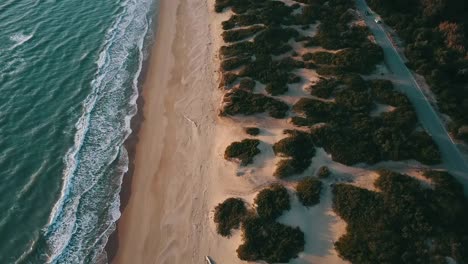 Aerial-Video-von-einem-italienischen-wilden-Strand-bei-Sonnenuntergang