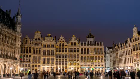 Brüssel-Stadt-Skyline-Nacht-Zeitraffer-am-Grand-Place,-Brüssel,-Belgien,-4K-Zeitraffer