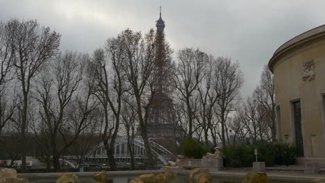 Francia-día-de-lluvia-panorama-4k-de-la-fuente-del-famoso-Palacio-de-Tokio-de-París