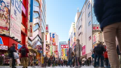 Drängen-Sie-sich-in-Akihabara-Bezirk-in-Tokio,-Japan-4k-video-Zeitraffer