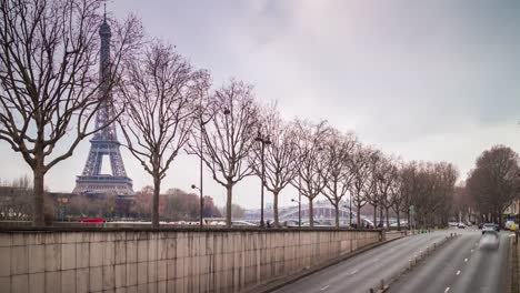 Francia-París-Ciudad-día-nublado-tráfico-túnel-alma-calle-puente-panorama-de-torre-eiffel-4k-lapso-de-tiempo