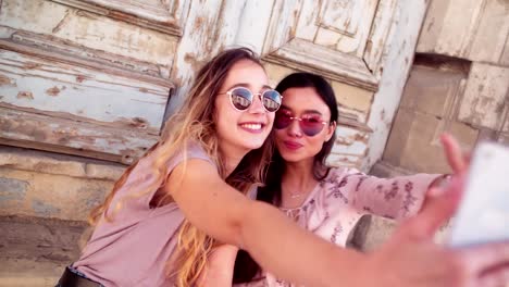 Hipster-Frauen,-die-die-Selfies-in-den-Ferien-in-der-alten-italienischen-Stadt