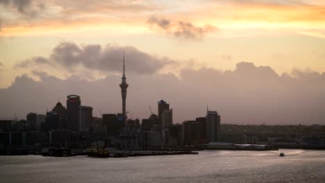 Lapso-de-tiempo-de-puesta-de-sol---Sky-Tower-de-Auckland-y-el-puerto-de-Auckland