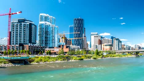 Calgary-Fluss-Zeit-verfallen-mit-Skyline-4k-1080p