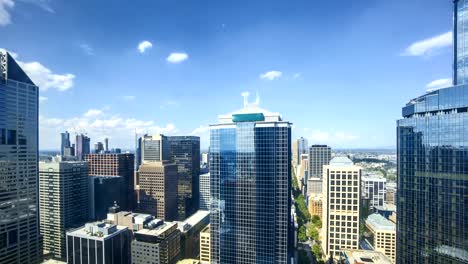 Rollenden-Wolken-gegen-hellen-sonnigen-blauen-Sommerhimmel-in-Melbourne