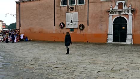 Zentralen-Platz-und-Monument-Baldassare-Galuppi-Il-Buranello-in-Burano,-Italien-1