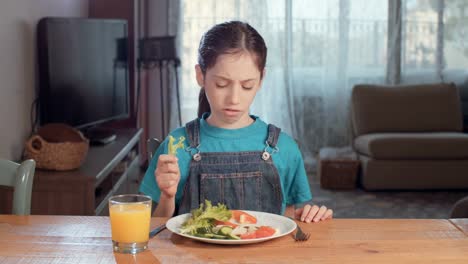 Kinderernährung---Mädchen-weigert-sich,-gesund-zu-essen