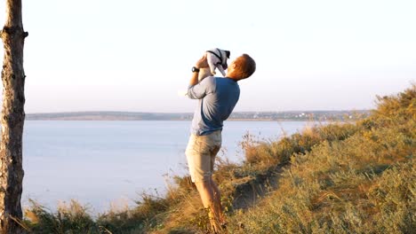 Jungen-spielen-mit-niedlichen-Welpen-Hund-Jack-Russell-Terrier-am-Strand,-Slow-motion