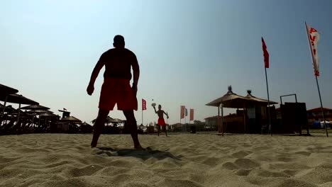 Junge-aktive-Silhouette-Leute,-die-Spaß-am-tropischen-Strand-Tennis-spielen