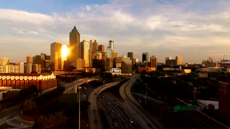 Skyline-de-Atlanta-Georgia-Rush-hora-tráfico-atardecer-centro-ciudad