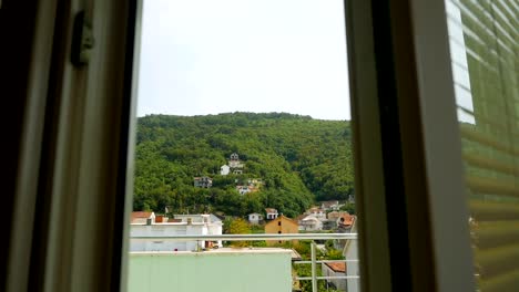 vistas-de-las-montañas-y-el-pueblo-desde-el-balcón