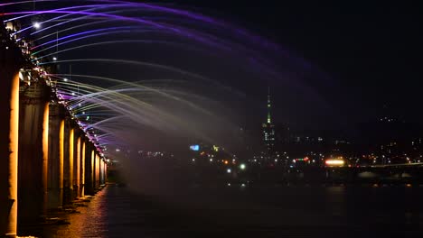 Fuente-del-arco-iris-en-el-puente-de-Banpo-en-Seúl,-Corea.