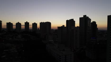 Volando-sobre-puesta-de-sol-en-la-ciudad-de-Ribeirao-Preto,-Sao-Paulo,-Brasil