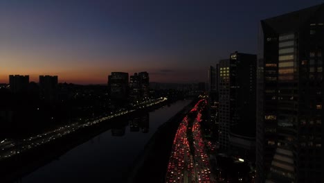 Aéreos-ver-de-Marginal-Pinheiros-y-Puente-Estaiada-por-la-noche-en-Sao-Paulo,-Brasil