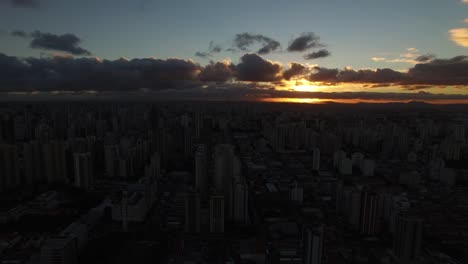 Sonnenuntergang-über-Sao-Paulo-Stadt