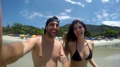 Couple-having-fun-on-the-beach