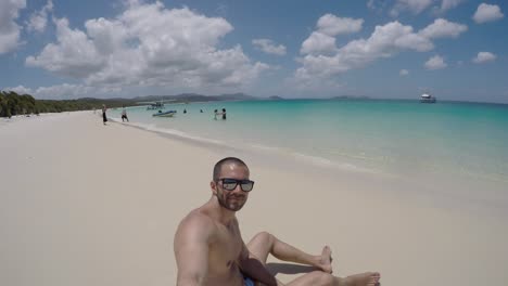 Hombre-tomando-un-selfie-en-Whitsunday,-Australia