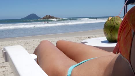 Brasilianische-Frau-am-Strand-zu-entspannen