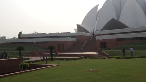 Lotus-Temple,-New-Delhi,-India