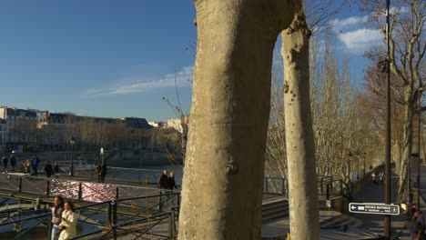 Francia-soleado-París-Double-Decker-bus-louvre-Museo-Puente-Río-pov-panorama-4k