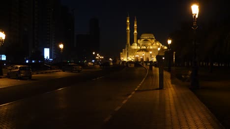 Paseo-nocturno-Al-Noor-Mosque-en-Sharjah.-La-Avenida-está-iluminada-por-faroles.-Construcción-de-la-mezquita-se-ilumina-con-luces-de-oro.