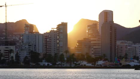 Gebäude-am-Meer-in-Calpe,-Spanien