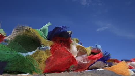 Bunte-buddhistische-Gebetsfahnen-im-Tempel-in-Leh,-Ladakh,-Indien,-Ladakh,-Indien