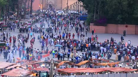 Massen-von-Fußgängern-zu-Fuß-in-die-Altstadt-Medina-in-Marrakesch,-Marokko.