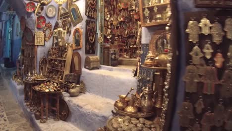 Venta-de-artesanías-en-una-calle-en-el-pueblo-de-Chefchaouen-en-Marruecos