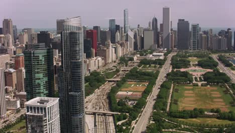 Toma-aérea-de-Grant-Park,-Buckingham-Fountain-y-el-centro-de-Chicago.