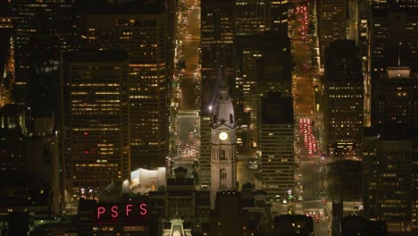 Luftaufnahme-der-Philadelphia-City-Hall-in-der-Nacht.