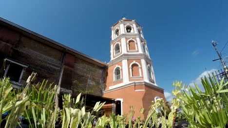 Menschen-Welle-Kokospalme-verlässt-am-Palmsonntag-Feier.-Das-fest-erinnert-an-den-triumphalen-Einzug-Jesu-in-Jerusalem.-Kirchturm-Hintergrund