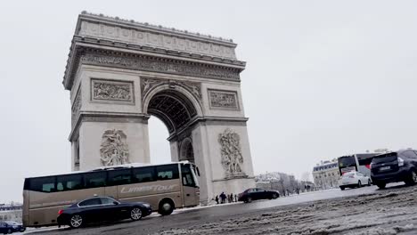 Der-Arc-de-Triumph-von-einem-seltenen-verschneiten-Tag-in-Paris,-Frankreich