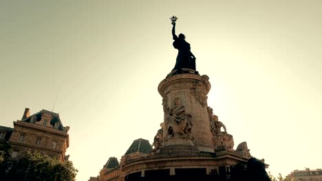 Estatua-en-el-lugar-de-la-Rrpublique-al-amanecer,-lapso-Hyper-steadicam-en-París