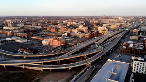 Vista-aérea-de-ciudad-estadounidense-en-la-madrugada.-Edificios-de-gran-altura,-autopista,-Bahía.--Mañana-soleada.-Milwaukee,-Wisconsin,-Estados-Unidos