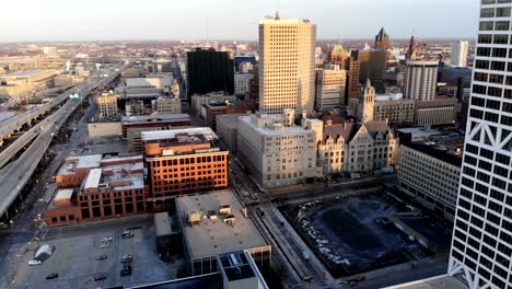 Vista-aérea-de-ciudad-estadounidense-en-la-madrugada.-Edificios-de-gran-altura,-autopista,-Bahía.--Mañana-soleada.-Milwaukee,-Wisconsin,-Estados-Unidos