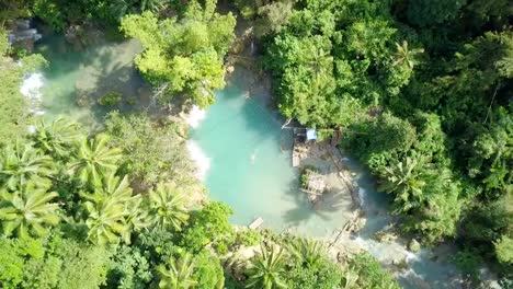 Drohne-geschossen-Luftaufnahme-der-jungen-Frau,-die-in-tropischen-Wasserfall-schwimmen.-4K-Auflösung-video,-gedreht-in-den-Philippinen.-Die-Leute-Reisen-Spaß-Urlaub-Abenteuer-Konzept