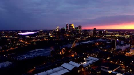 Minneapolis-Skyline---Antenne-in-der-Abenddämmerung