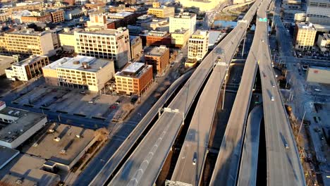 Vista-aérea-de-ciudad-estadounidense-en-la-madrugada.-Edificios-de-gran-altura,-autopista,-Bahía.--Mañana-soleada.-Milwaukee,-Wisconsin,-Estados-Unidos