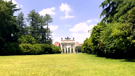 Blick-auf-den-Bogen-des-Friedens-von-Parco-Sempione-auf-der-Wiese