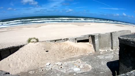 Ruina-del-Bunker-de-hormigón,-pared-del-Atlántico,-segunda-guerra-mundial,-mar-del-norte,-monumento,-4K