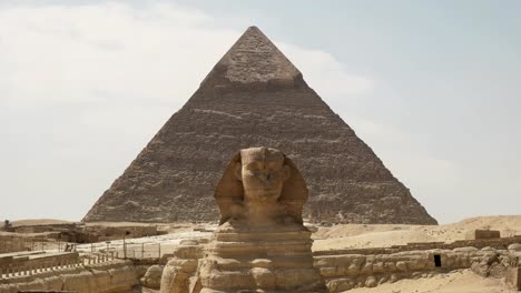 the-sphinx-and-the-pyramid-of-khafre-at-giza-near-cairo,-egypt